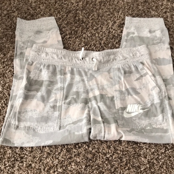 Nike Pants - Nike camo Capri light weight sweat pants